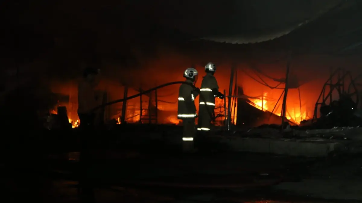 Pasar Kanjengan yang berlokasi di Kauman, Kecamatan Semarang Tengah kebakar, Rabu (29/4/2026) sekitar pukul 22.30.&nbsp;(Nurchamim/Jawa Pos Radar Semarang)