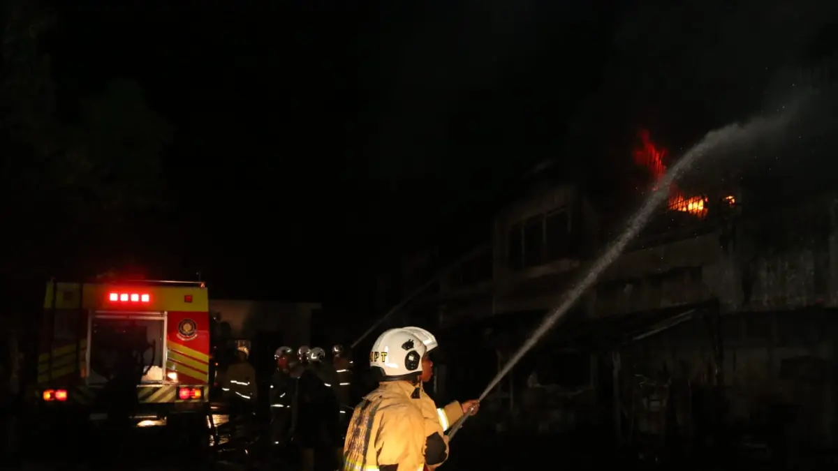 Pasar Kanjengan yang berlokasi di Kauman, Kecamatan Semarang Tengah kebakar, Rabu (29/4/2026) sekitar pukul 22.30.&nbsp;(Nurchamim/Jawa Pos Radar Semarang)