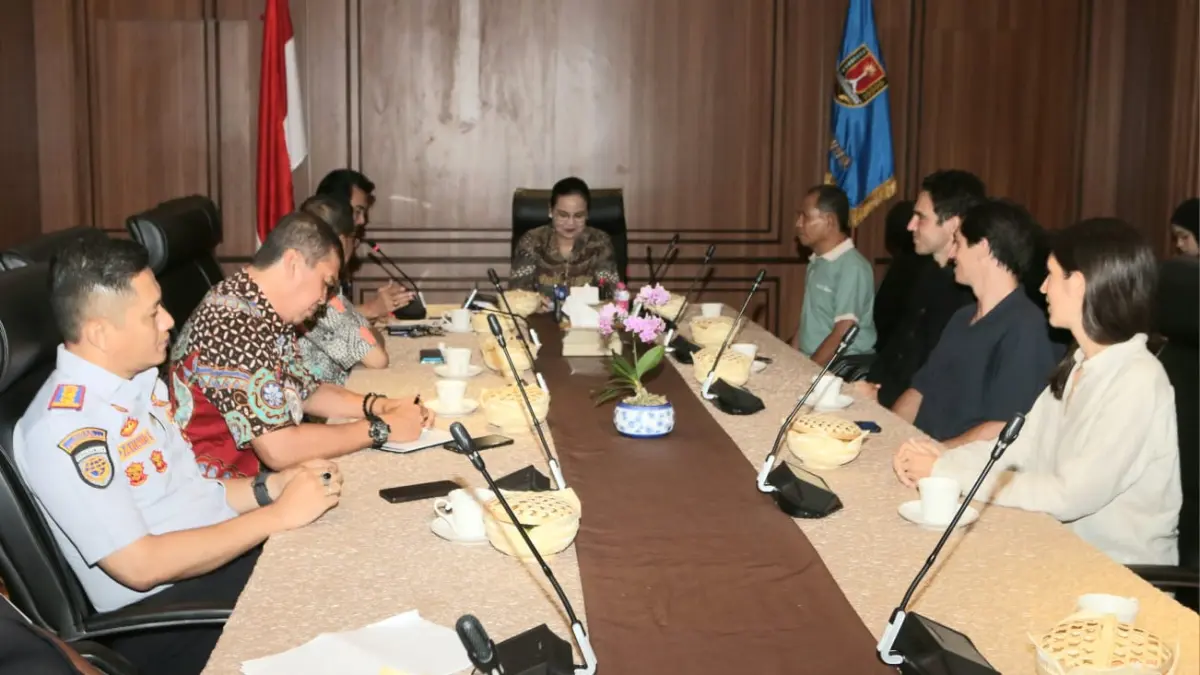 Tiga pelari asal Perancis, Gary, Kelly, dan Sam Bencheghib, ketika bertemu dengan Wali Kota Semarang, Agustina Wilujeng
