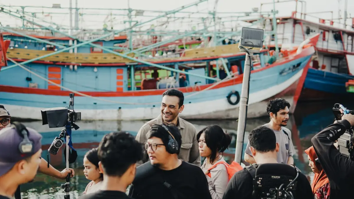 Ario Bayu merasakan pengalaman yang berkesan dan personal selama proses syuting. Ia tidak merasa sedang berakting, melainkan merasakan sisi Indonesia yang ia ketahui melalui kebaikan, ketulusan, dan kehangatan orang-orang di sekitar yang membuat Indonesia menjadi Indonesia. (Istimewa)
