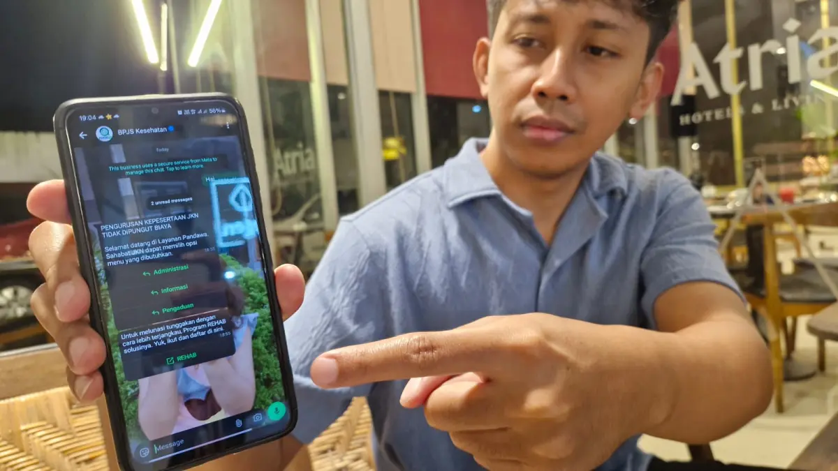 Dimas menunjukkan ketika menghubungi Pandawa. (PUPUT PUSPITASARI/JAWA POS RADAR MAGELANG)