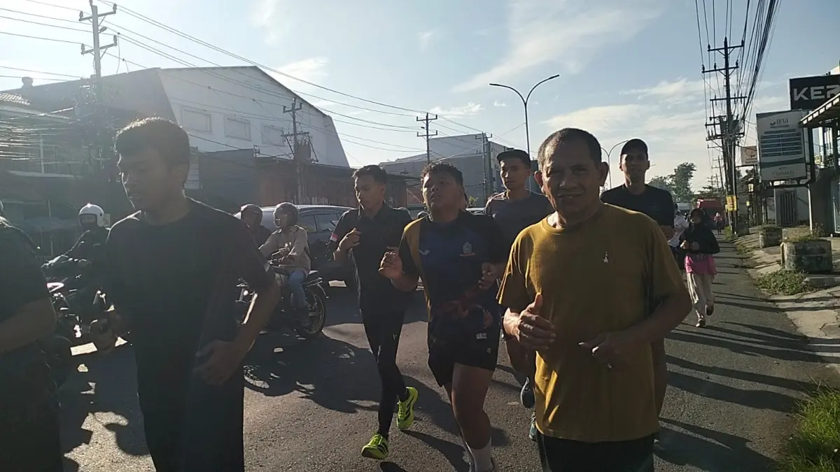 Direktur Jawa Pos Radar Semarang Baehaqi mengikuti Fun Run 5K, sebagai bentuk kampanye kebersihan sungai dan lingkungan, Jumat (1/5) pagi.&nbsp;NUR CHAMIM/JAWA POS RADAR SEMARANG&nbsp;