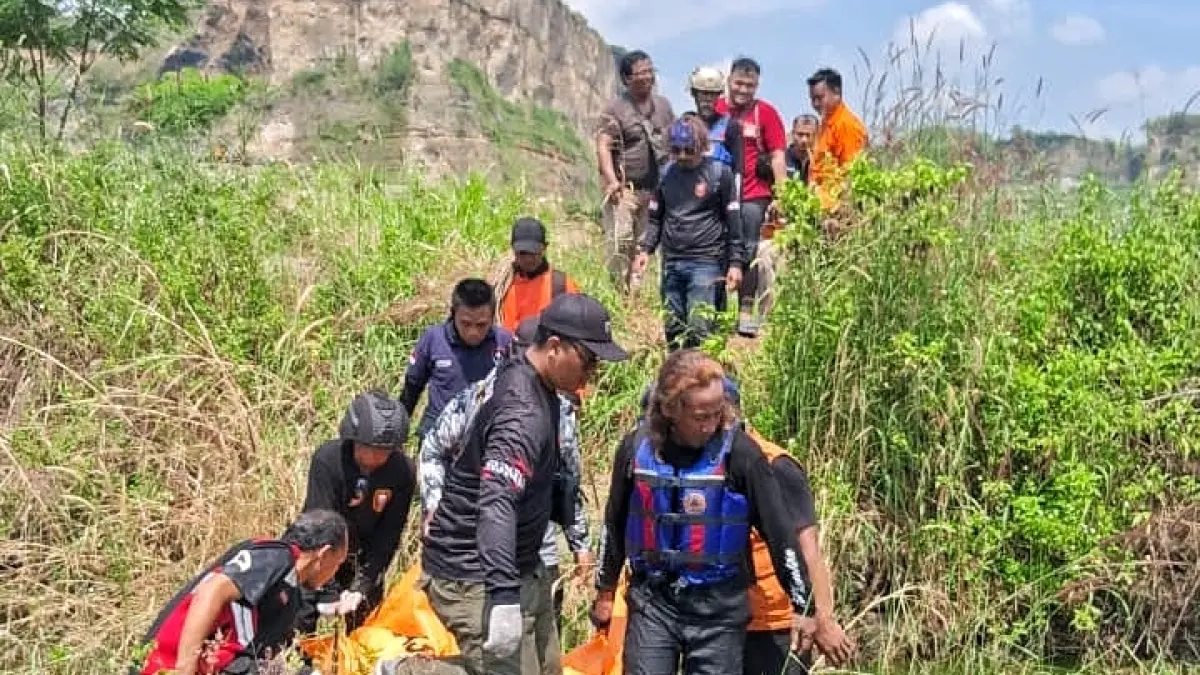 Jasad korban dievakuasi oleh tim SAR gabungan dari kubangan galian di brown canyon Rowosari Kecamatan Tembalang 