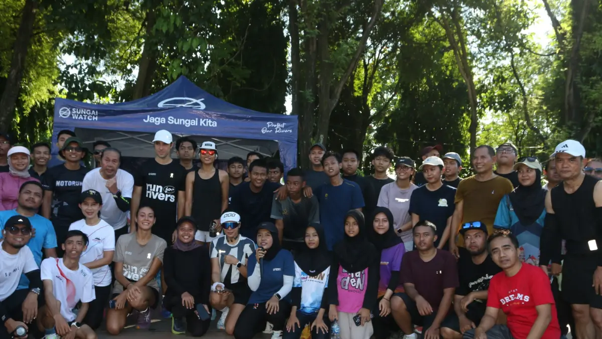 Para pelari antusias mengikuti Fun Run 5K, sebagai bentuk kampanye kebersihan sungai dan lingkungan, Jumat (1/5) pagi.&nbsp;NUR CHAMIM/JAWA POS RADAR SEMARANG&nbsp;