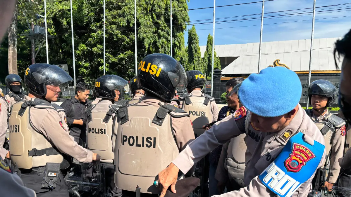 Polda Jateng memeriksa dan mengecek personil saat gelar apel menjelang pengamanan May Day 