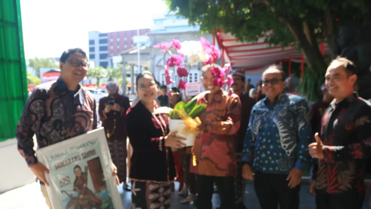 Jajaran manajemen Jawa Pos Radar Semarang yang dipimpin Direktur Baehaqi didampingi General Manager Iskandar, Manager Keuangan Indah Fajarwati, Manager Iklan Sugiyanto, serta Pemimpin Redaksi Rizal Kurniawan saat bertemu Wali Kota Semarang Agustina Wilujeng. NUR CHAMIM/JAWA POS RADAR SEMARANG&nbsp;