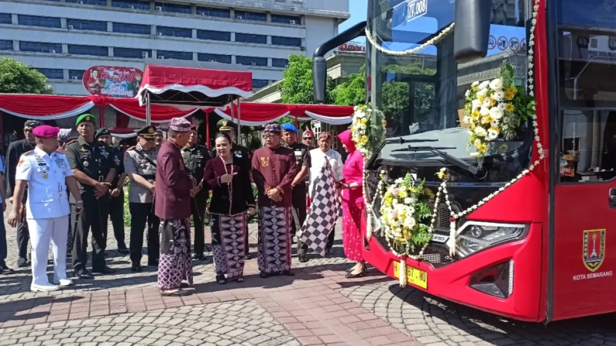 ARMADA BARU : Wali Kota Semarang, Agustina Wilujeng ketika melihat armada baru dari Trans Semarang.