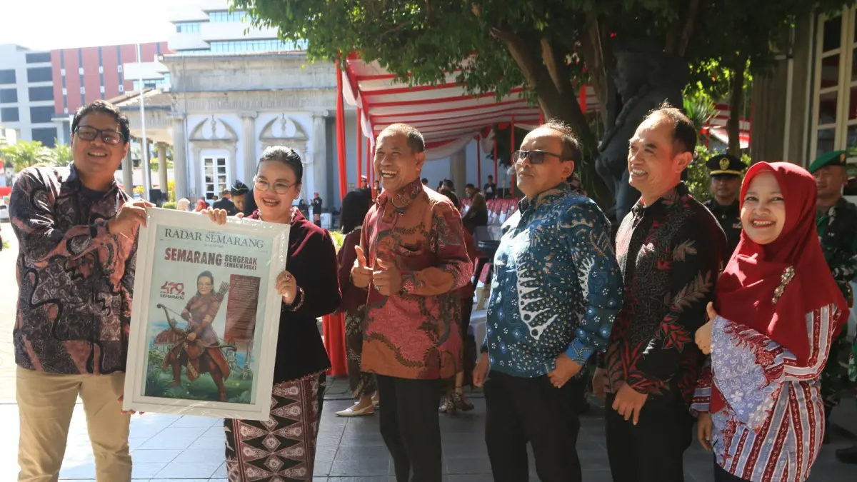 Jajaran manajemen Jawa Pos Radar Semarang yang dipimpin Direktur Baehaqi didampingi General Manager Iskandar, Manager Keuangan Indah Fajarwati, Manager Iklan Sugiyanto, serta Pemimpin Redaksi Rizal Kurniawan saat bertemu Wali Kota Semarang Agustina Wilujeng. NUR CHAMIM/JAWA POS RADAR SEMARANG&nbsp;