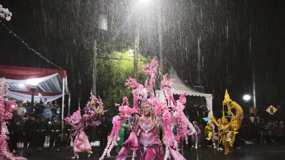 Penampilan peserta Semarang Night Carnival 2026 tetap berjalan di tengah hujan di Jalan Pemuda, Sabtu (2/5)2026). IDA FADILAH/JAWA POS RADAR SEMARANG&nbsp;
