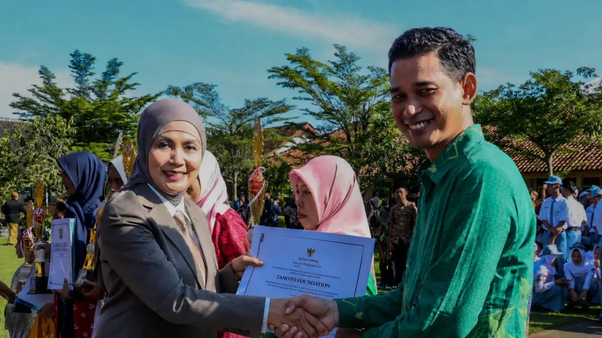Regional Lead Tanoto Foundation Anang Ainur Roziqin (kanan) menerima penghargaan yang diberikan langsung oleh Bupati Kendal Dyah Kartika Permanasari.