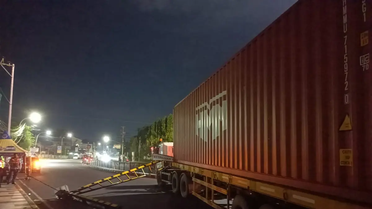 ROBOH : Portal di Simpang Jrakah roboh karena ditabrak truk kontainer