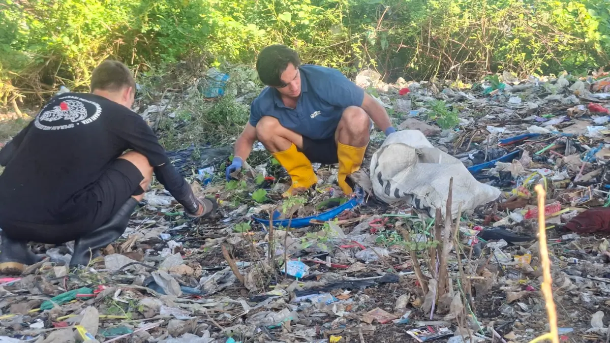 Sam dan Kelly Bencheghib dari Sungai Watch bersamaYayasan Got Bag Indonesia dan elemen lainnya bersih sampah di bawah jembatan Bungo Wedung Kabupaten Demak Jateng, Sabtu (2/5/2026). (Wahibpribadi)