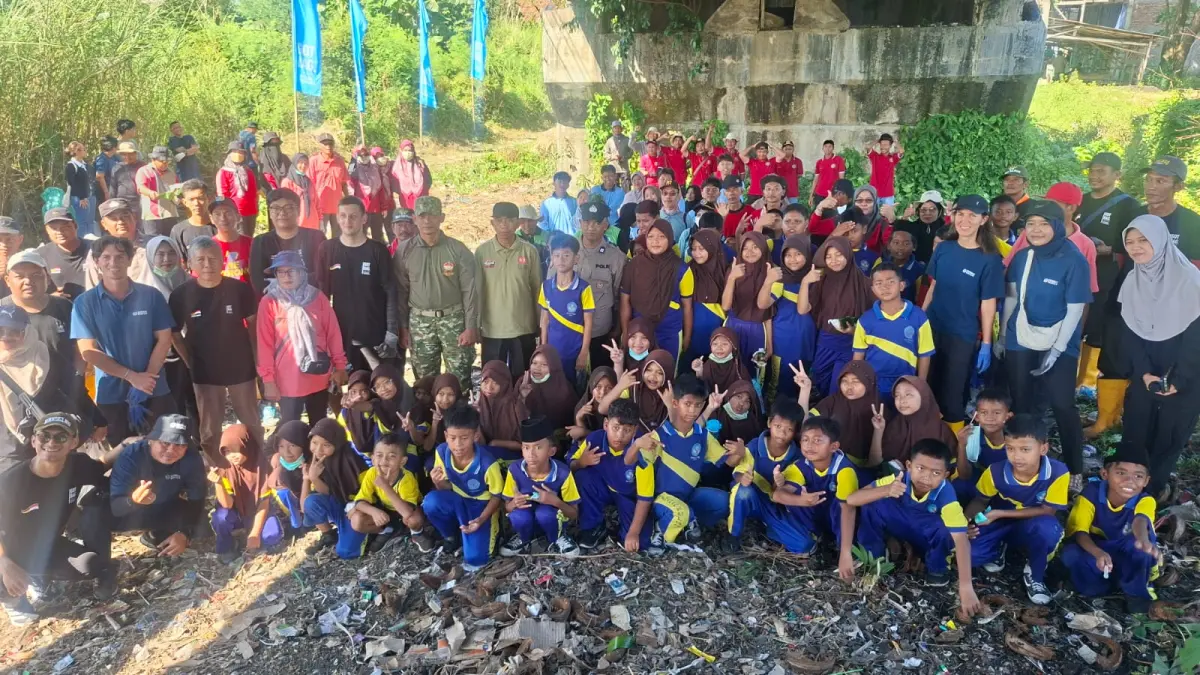 Sam dan Kelly Bencheghib dari Sungai Watch bersamaYayasan Got Bag Indonesia dan elemen lainnya bersih sampah di bawah jembatan Bungo Wedung Kabupaten Demak Jateng, Sabtu (2/5/2026). (Wahibpribadi)