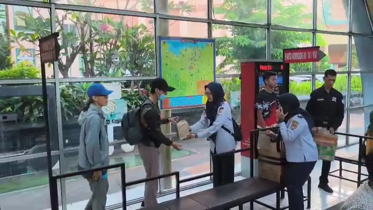 SUSU GRATIS : Petugas Trans Semarang, membagikan susu gratis kepada penumpang di Halte Simpang Lima.
