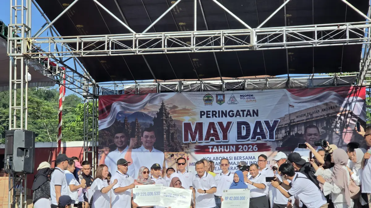 Tiga ahli waris dari tiga pekerja di Jateng mendapatkan santunan Rp 337 juta dari BPJS Ketenagakerjaan pada momen may day di Ungaran.