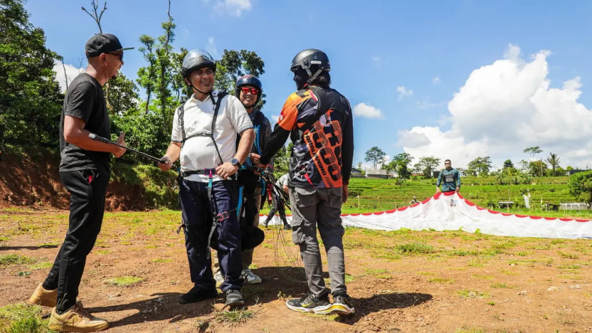 Wakil Gubernur Jawa Tengah Taj Yasin Maemoen merasakan pengalaman perdananya melakukan atraksi tandem paralayang di kawasan Curug Sewu, Kabupaten Kendal, pada Sabtu, 2 Mei 2026. 
