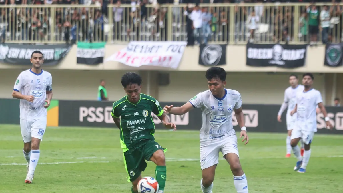 Pemain PSIS Semarang berebut bola dengan pemain PSS Sleman dalam duel pertandingan di stadion Maguwoharjo Sleman Minggu (3/5/2026)