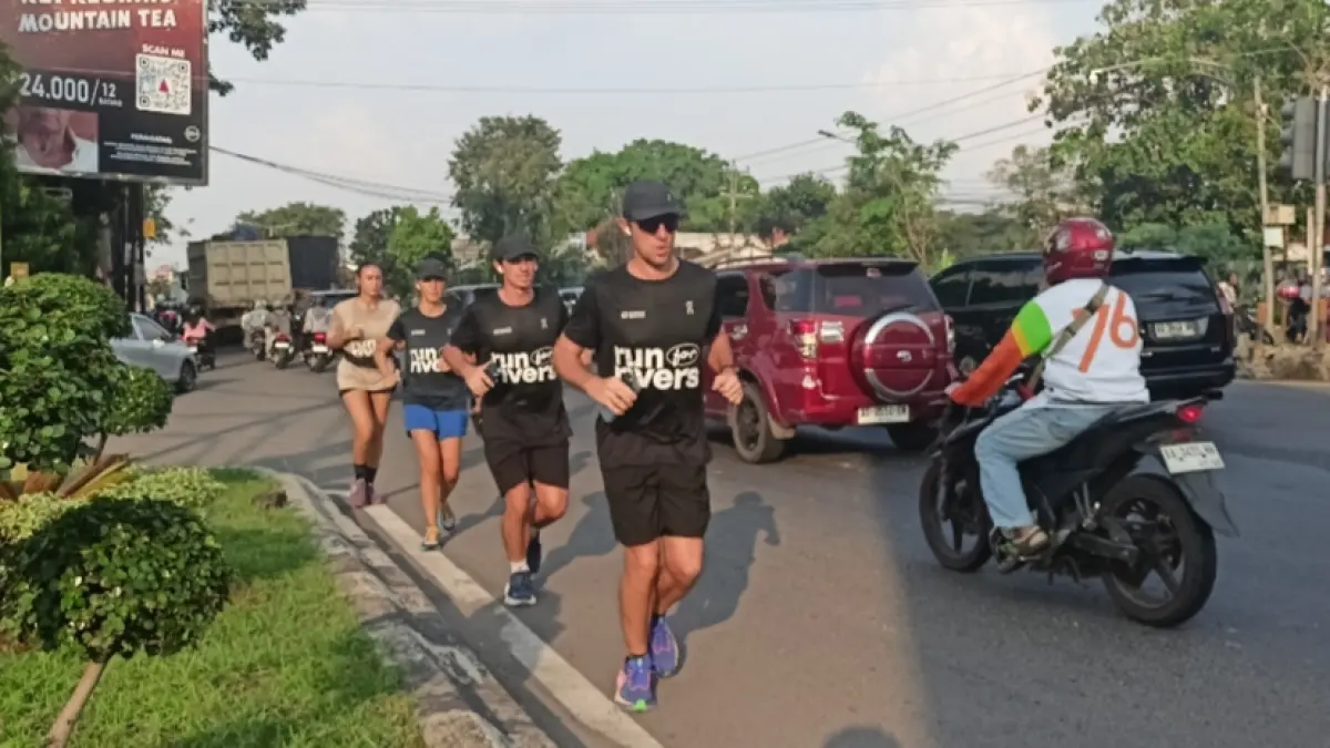 TEMBUS PADATNYA PANTURA : Tiga bule Perancis ketika menembus padatnya jalan Pantura menuju ke Kendal 