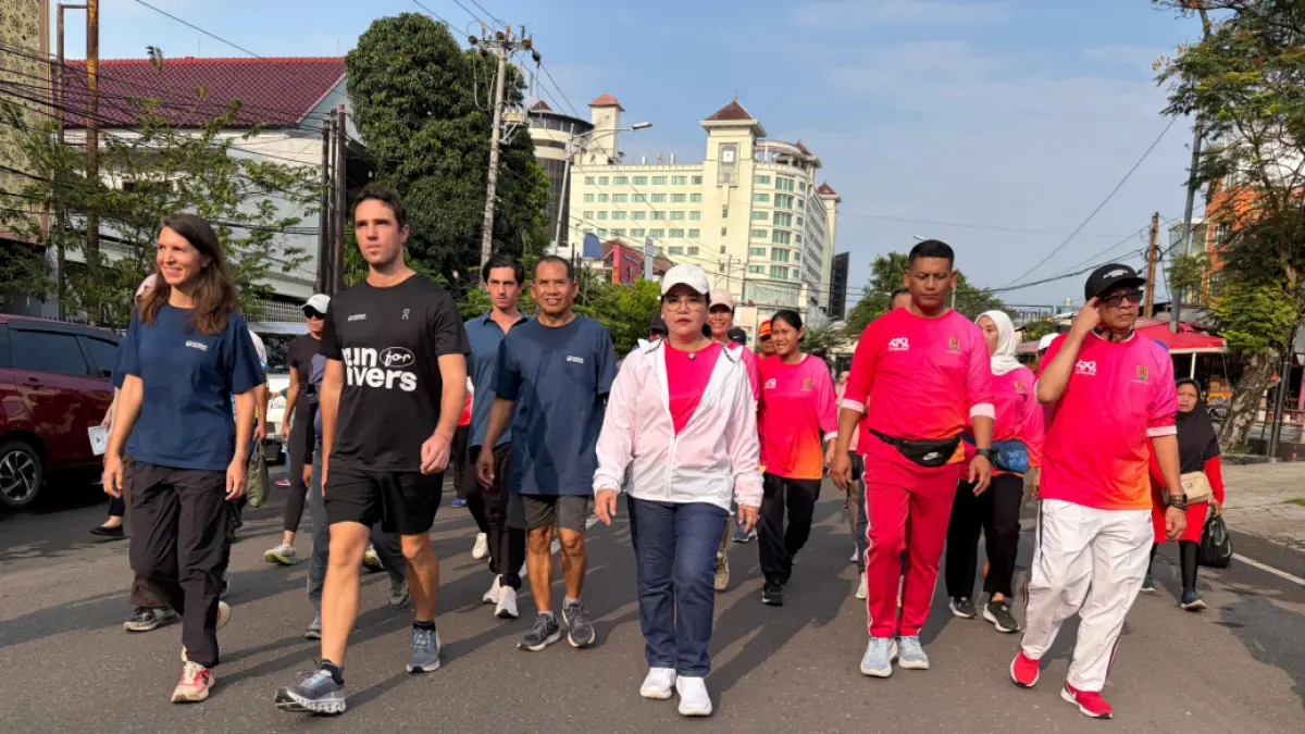 Tiga pelari asal Perancis Gary, Kelly, dan Sam Bencheghib bersama Direktur Jawa Pos Radar Semarang Baehaqi ikut mlaku bareng Wali Kota Semarang Agustina Wilujeng. (Nur Chamim/Jawa Pos Radar Semarang)