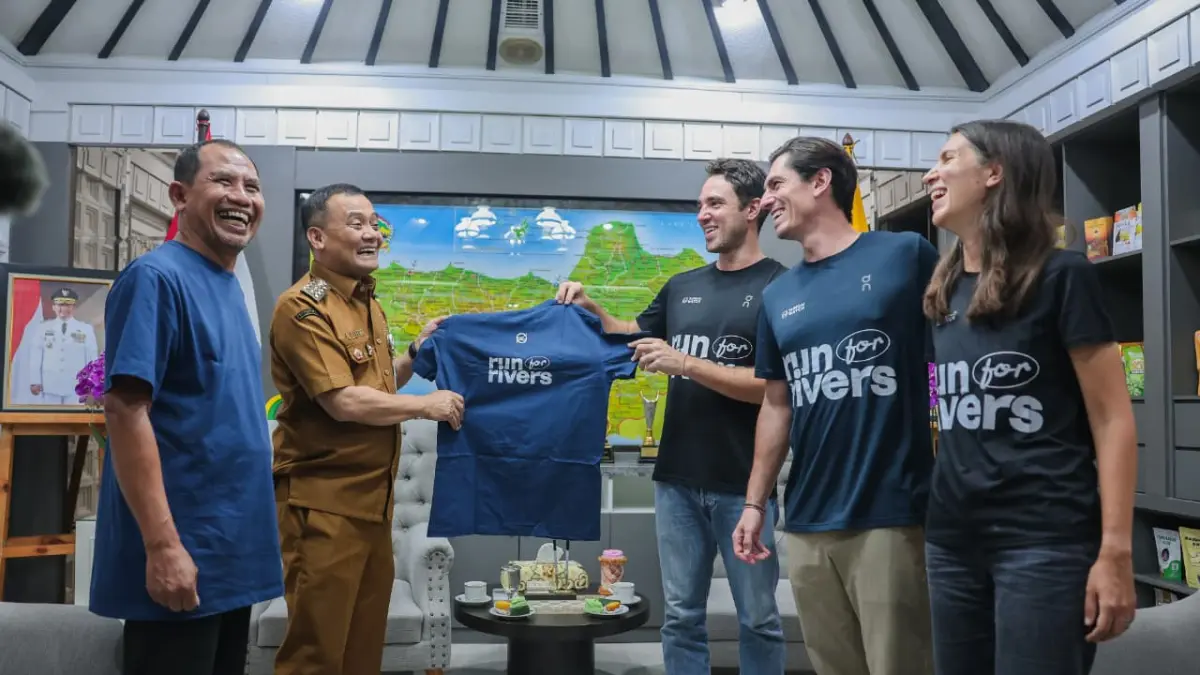 Gubernur Jawa Tengah Ahmad Luthfi saat menerima kunjungan dari Sungai Watch di kantornya, Senin, 4 Mei 2026.