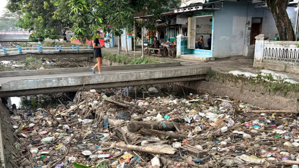 Kelly Bencheghib melihat Sungai Aji Kendal yang kumuh. (Budi Setiyawan/Jawa Pos Radar Semarang)