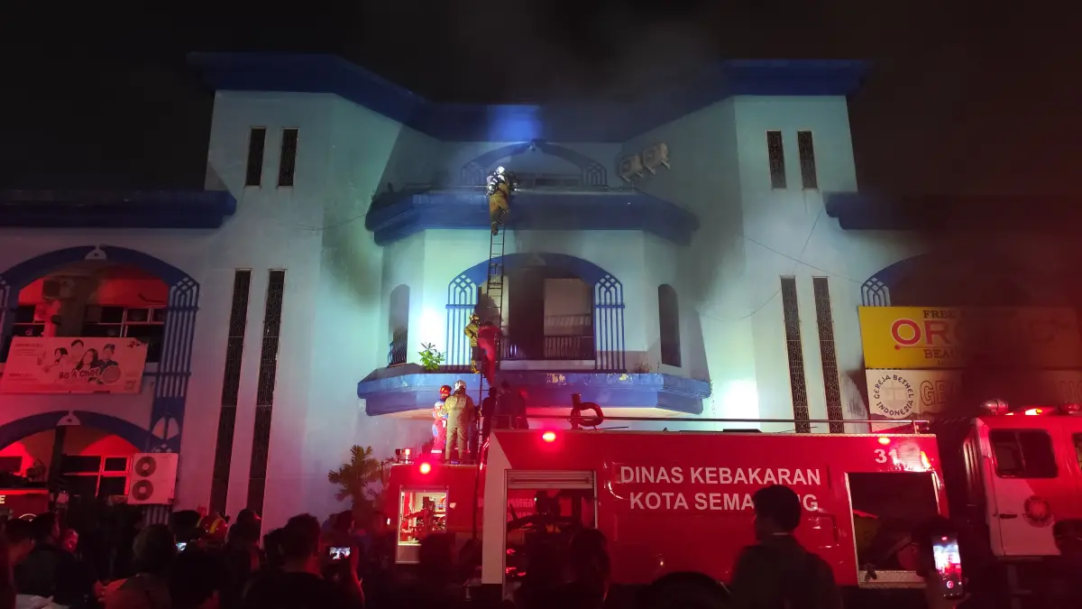 Metro Sport Center Peterongan Semarang Kebakaran. (M Hariyanto/Jawa Pos Radar Semarang)&nbsp;