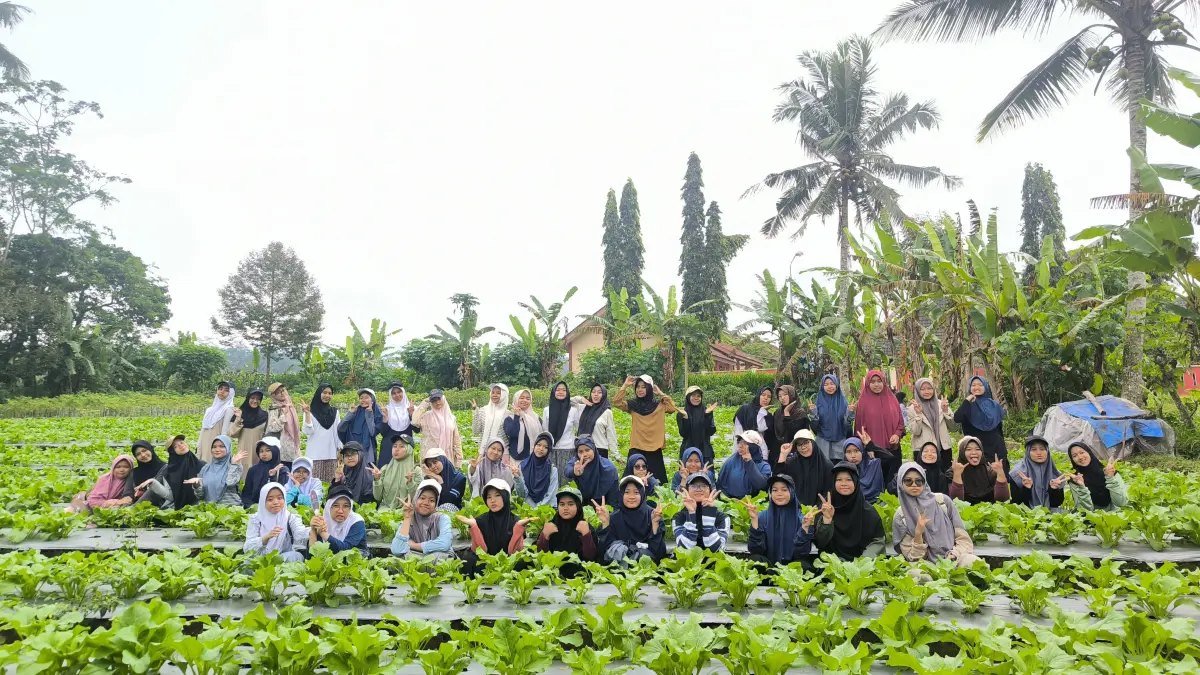 Para siswa SMPIT Nidaul.Hikmah saat live in di desa Cendana