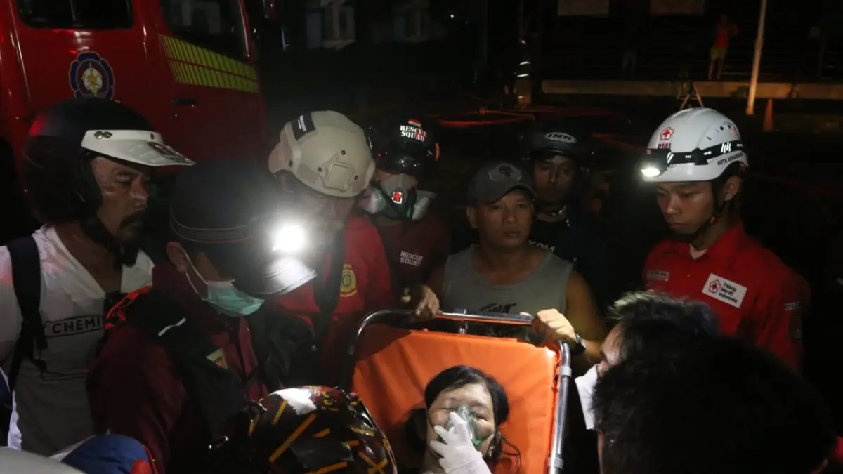Petugas berhasil mengevakuasi dua orang yang terjebak kebakaran di Metro Sport Center Semarang. (Nurchamim/Jawa Pos Radar Semarang)