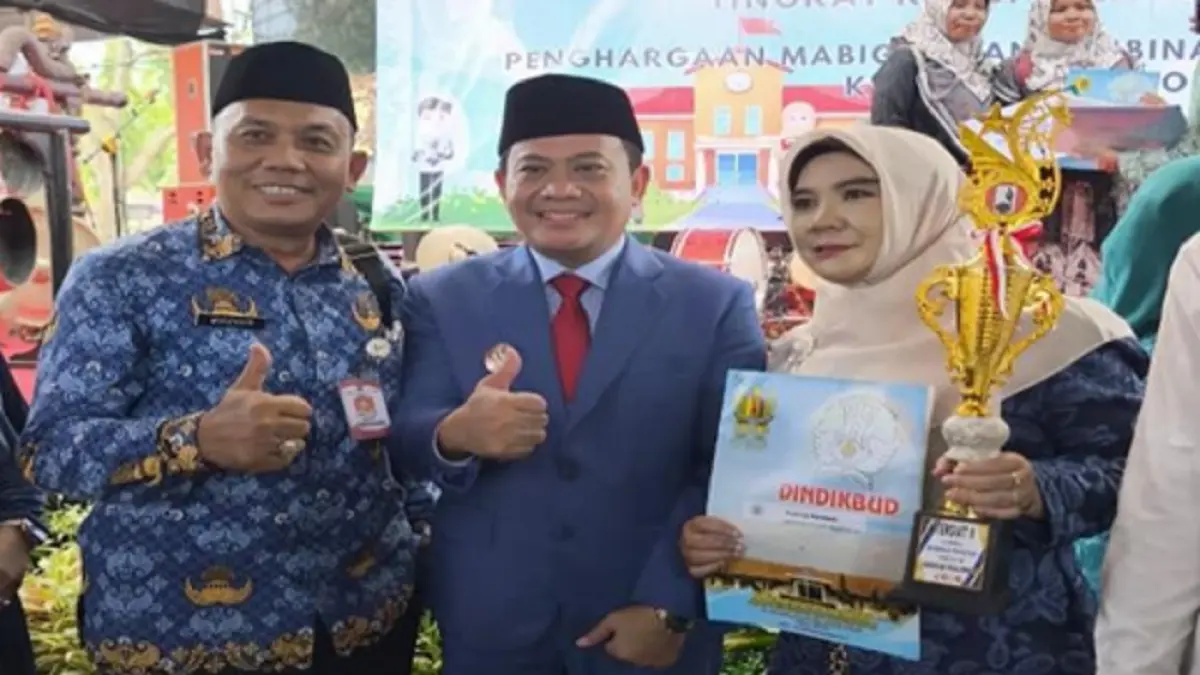 Kepala SD Negeri 01 Batursari Endang Purwanti meraih dua penghargaan Juara 3 Apresiasi GTK Transformasi Kepala Sekolah Jenjang SD dan Tergiat 2 Kamabigus Pramuka Prestasi tahun 2026 berfoto bersama Plt Bupati Pekalongan H Sukirman SS MSi di sela Peringatan Hardiknas 2026 Kabupaten Pekalongan, Sabtu (2/5/2026).

