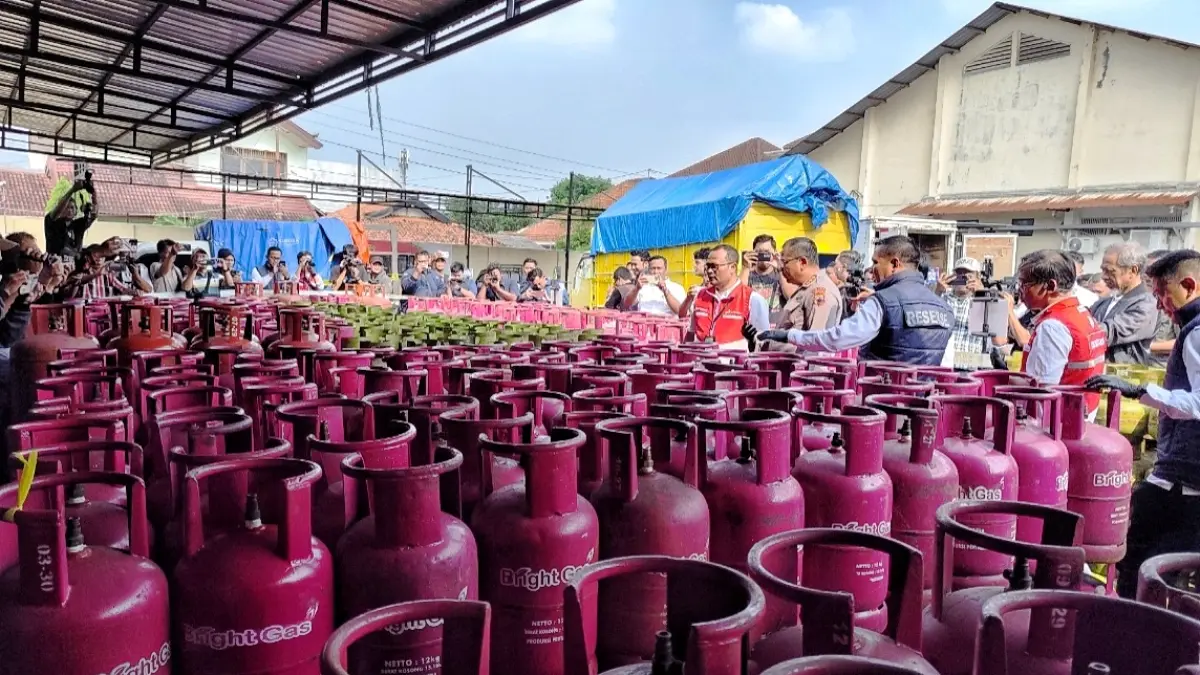 Barang bukti tabung gas LPG ada juga kendaran truk yang dimodifikasi tangki BBM dalam rilis kasus tindak pidana gas dan minyak bumi di Ditreskrimsus Polda Jateng 