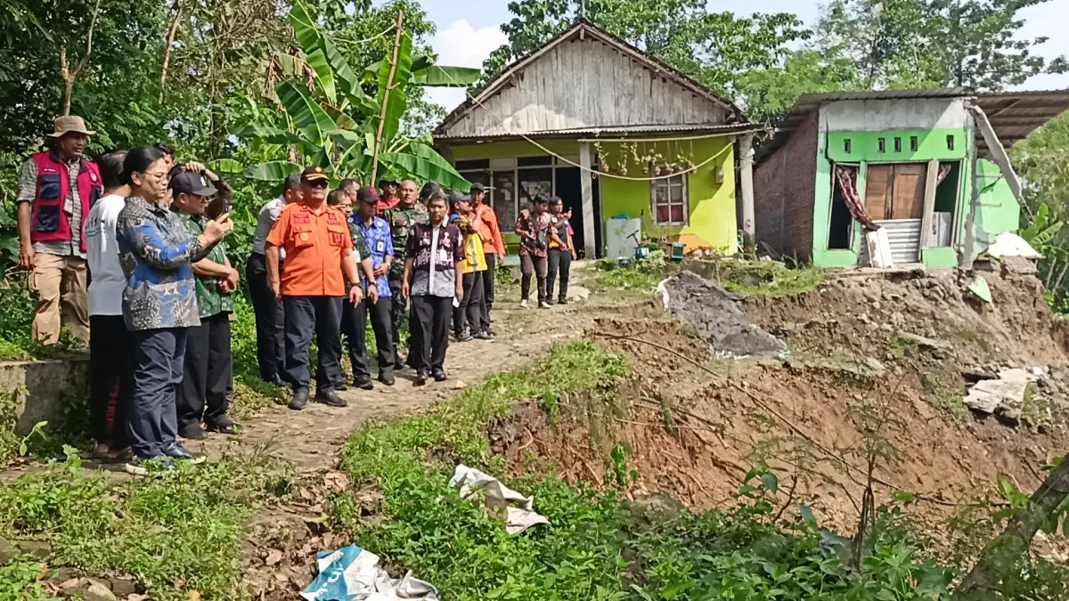 CEK LAPANGAN : Wali Kota Semarang, Agustina Wilujeng ketika mengunjungi korban longsor, di Kalialang Lama, Sukorejo