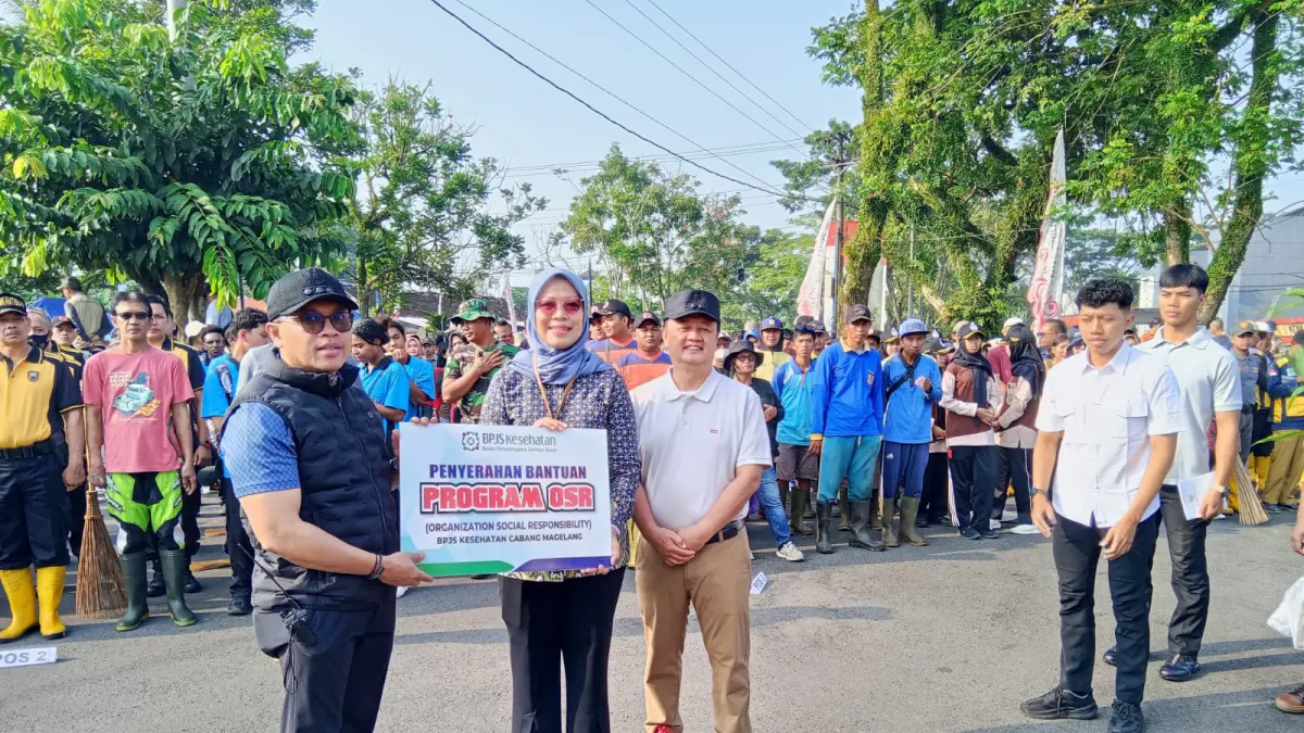 Kepala BPJS Kesehatan Cabang Magelang Maya Susanti secara simbolis menyerahkan Organization Social Responsibility (OSR) bibit tanaman dan benih ikan kepada Wali Kota Magelang Damar Prasetyono disaksikan Wakil Wali Kota dr Sri Harso.