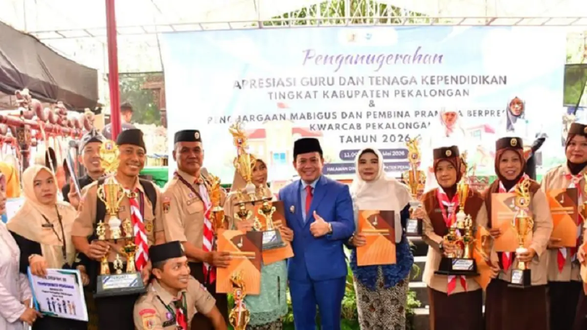 Kepala SD Negeri 01 Batursari Endang Purwanti menerima penghargaan Tergiat 2 Kamabigus Pramuka Prestasi tahun 2026 yang diserahkan Plt Bupati Pekalongan H Sukirman SS MSi saat Peringatan Hardiknas 2026 Kabupaten Pekalongan, Sabtu (2/5/2026).