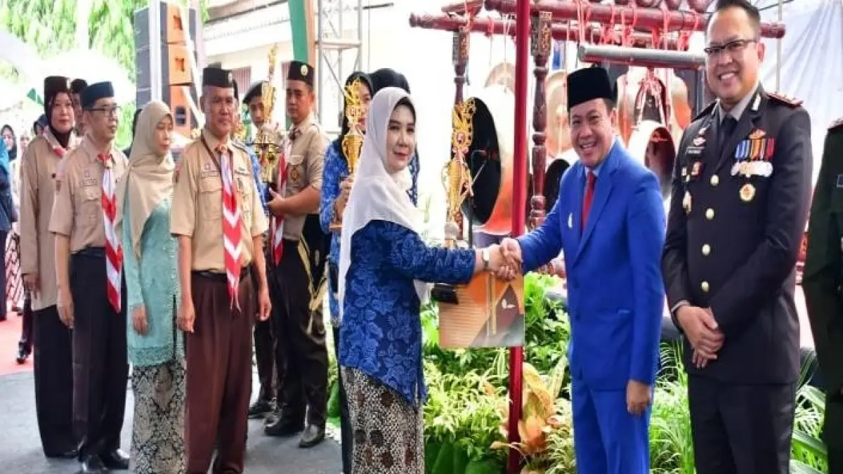 Kepala SD Negeri 01 Batursari Endang Purwanti meraih penghargaan Juara 3 Apresiasi GTK Transformasi Kepala Sekolah Jenjang SD dari Plt Bupati Pekalongan H Sukirman SS MSi di sela Peringatan Hardiknas 2026 Kabupaten Pekalongan, Sabtu (2/5/2026).
