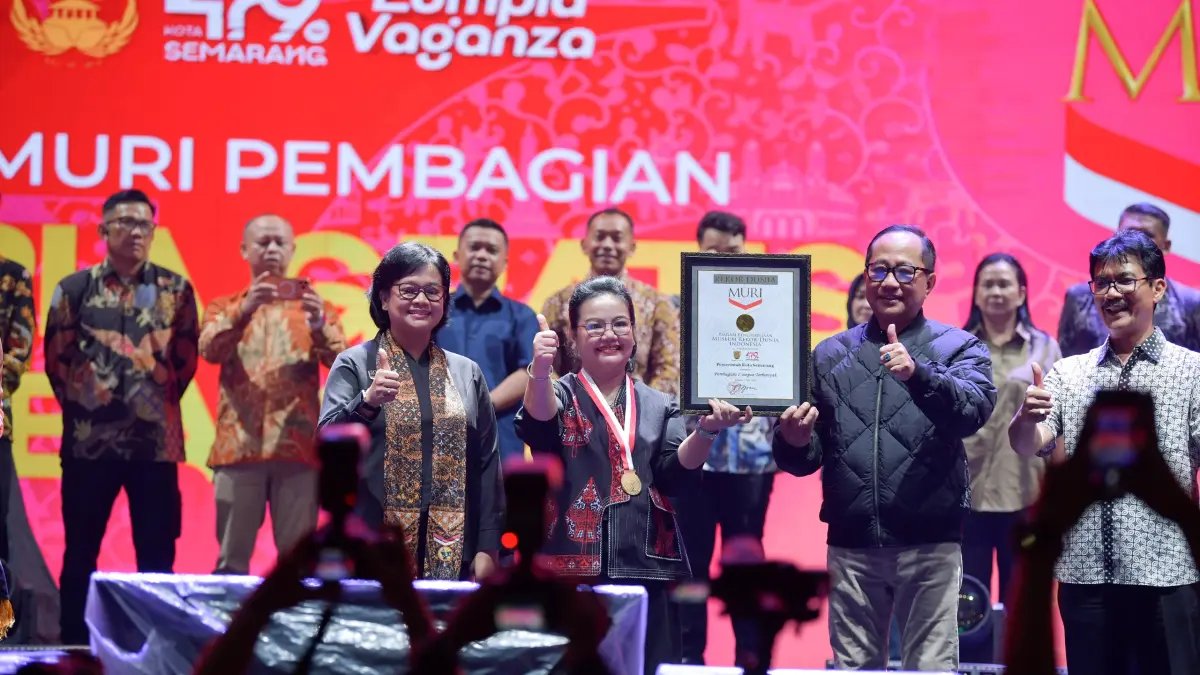 Melalui gelaran Lumpiavaganza, Pemkot Semarang resmi memecahkan Rekor Dunia MURI dengan membagikan 10.052 lumpia gratis kepada masyarakat di Lapangan Pancasila Simpang Lima, Minggu (3/5).