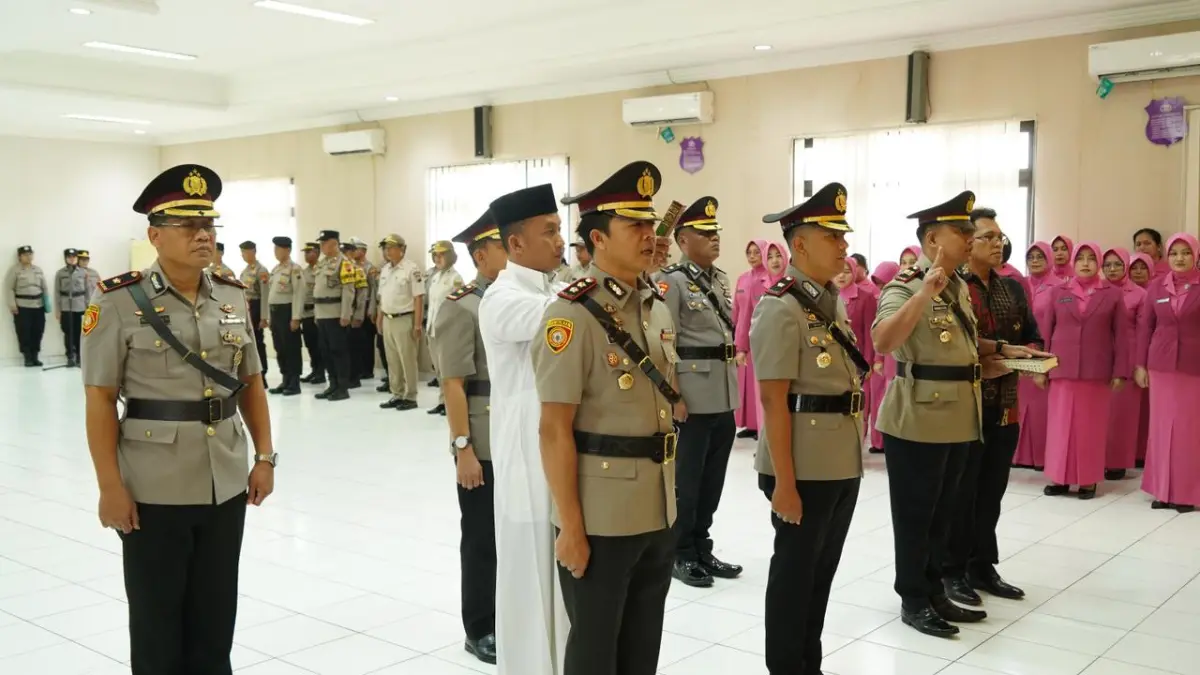 Pejabat baru Kapolsek Semarang Barat, Kapolsek Pedurungan dan Kasat intelkam Polrestabes Semarang saat prosesi Sertijab Selasa (5/5/2026)