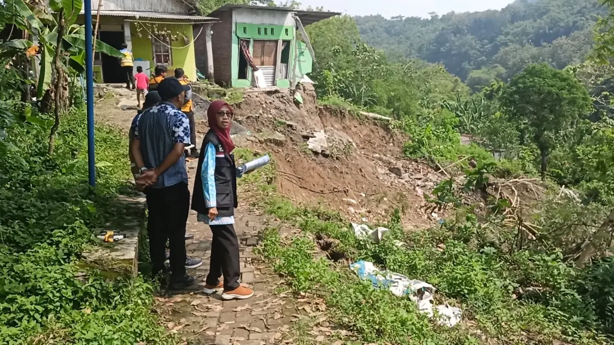 RUSAK PARAH : Rumah warga di Kalialang Lama, terancam rata dengan tanah.