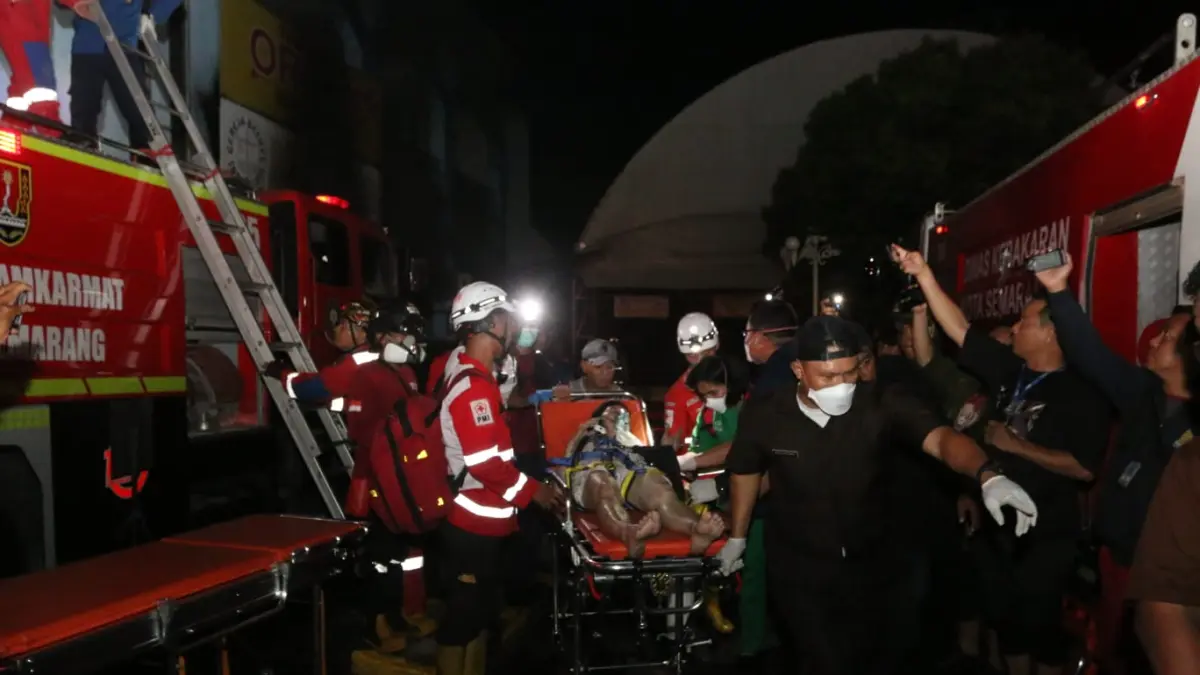 Salah satu perempuan yang dievakuasi dari balkon lantai tiga kebakaran di metro sport center Peterongan Semarang Senin (4/5/2026) malam. (Nurchamim/Jawa Pos Radar Semarang)