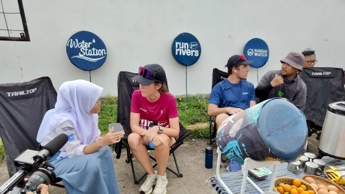 Wartawan cilik saat mewawancarai Kelly di titik water station 2, Kecamatan Gringsing. RIYAN FADLI JAWA POS RADAR SEMARANG&nbsp;