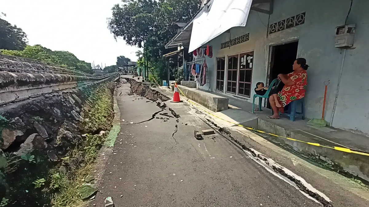 AMBLES : Tanggul dan jalan perkampungan di Jembawan I Kalibanteng Kulon, amblas diduga karena ikan sapu-sapu.