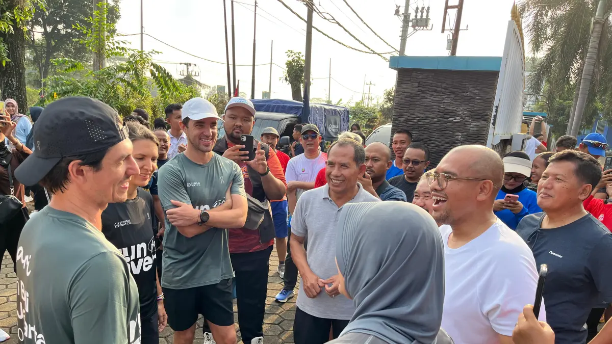 Bupati Batang Faiz Kurniawan dan Direktur Jawa Pos Radar Semarang Baehaqi terlibat dalam fun run bersama Sungai Watch di Batang, Rabu (6/5/2026). NANANG RENDI AHMAD/JAWA POS RADAR SEMARANG