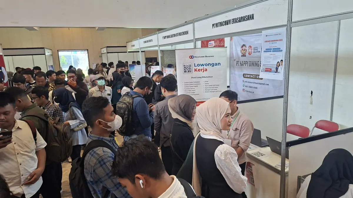 CARI PEKERJAAN : Para pencari kerja ketika mengantri memasukkan lowongan dalam Job Fair yang digelar Dinas Tenaga Kerja (Disnaker) Kota Semarang 