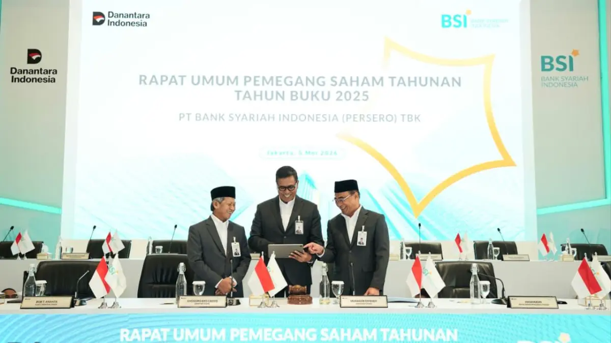 Direktur Utama BSI Anggoro Eko Cahyo (tengah)&nbsp; bersama Ketua Dewan Pengawas Syariah BSI KH Hasanudin (kiri) dan Komisaris Utama BSI Muhadjir Effendy (kanan) berbincang bersama sesaat sebelum RUPST Tahun Buku 2025 di Kantor BSI Tower, Jakarta (5/5).