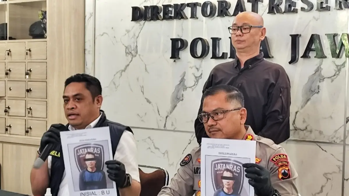 Kasubdit 3 Jatanras Polda Jateng dan Kabidhumas Polda Jateng menunjukan foto pelaku kasus pencurian alat musik di 7 TKP di gereja 