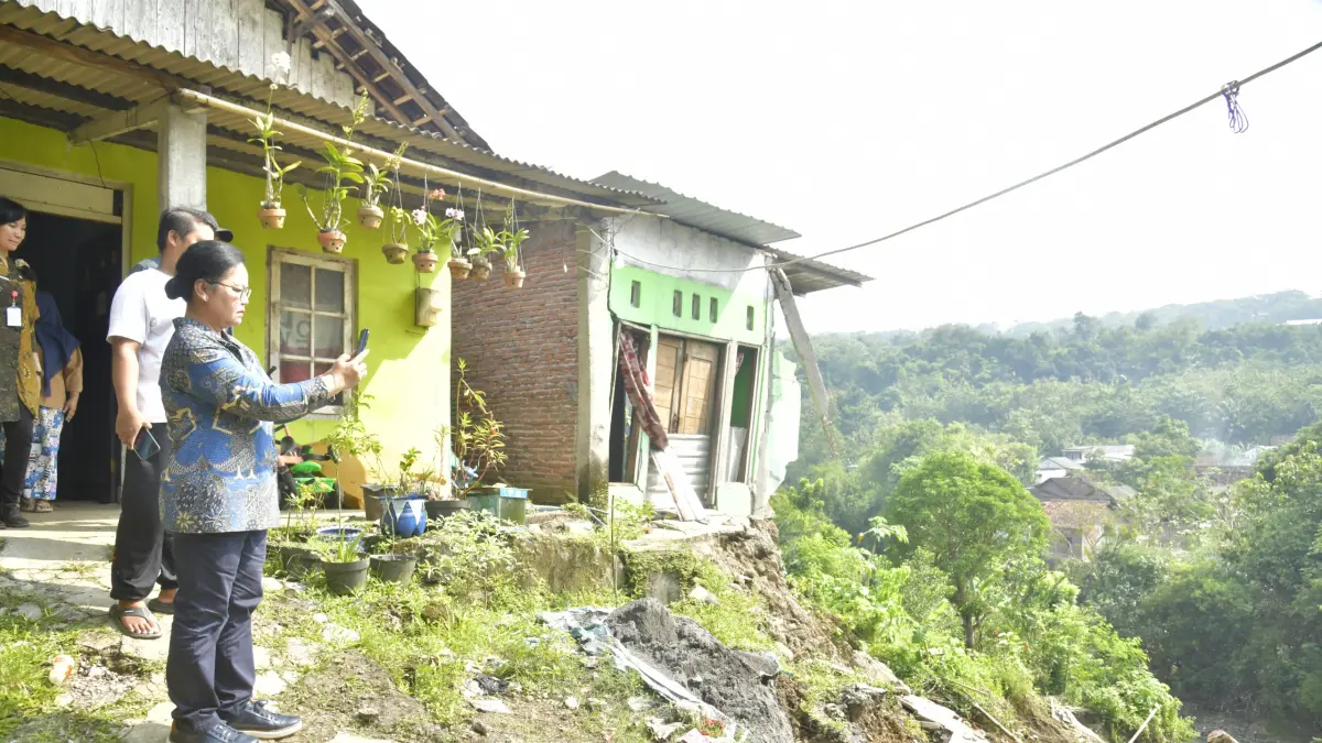 Wali Kota Semarang, Agustina Wilujeng, turun langsung meninjau lokasi tanah longsor di Kalialang, Kecamatan Gunungpati, Selasa (5/5).