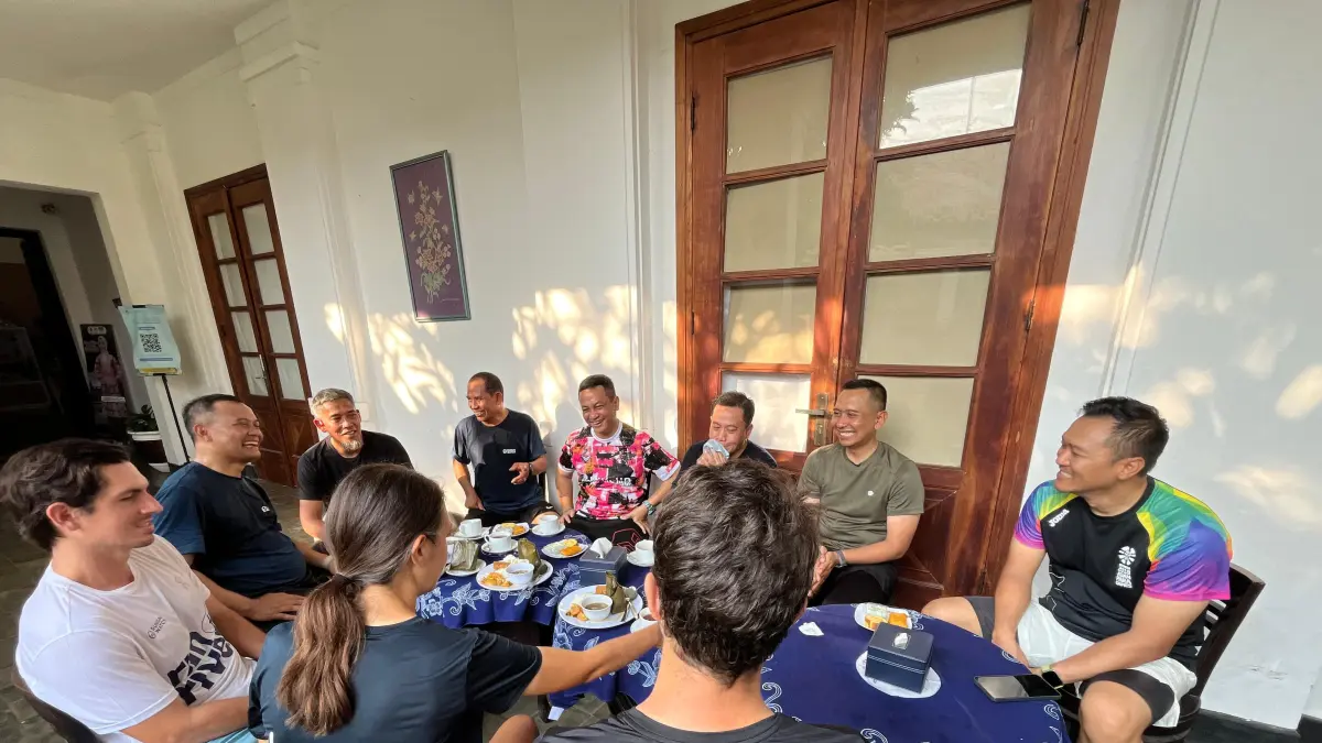 Tiga pendiri Sungai Watch asal Prancis, yakni Gary Bencheghib, Sam Bencheghib, dan Kelly Bencheghib ngobrol santai bersama Gubernur Jawa Tengah Ahmad Luthfi, Sekda Jateng Sumarno, Direktur Jawa Pos Radar Semarang Baehaqi, Wali Kota Pekalongan Achmad Afzan Arslan Djunaid, Plt Kabupaten Pekalongan Sukirman, Dandim 0710/Pekalongan Letkol Inf Gerry, Kapolres Pekalongan Kota AKBP Ricky Haryadi. (Nanang Rendi Ahmad/Jawa Pos Radar Semarang)