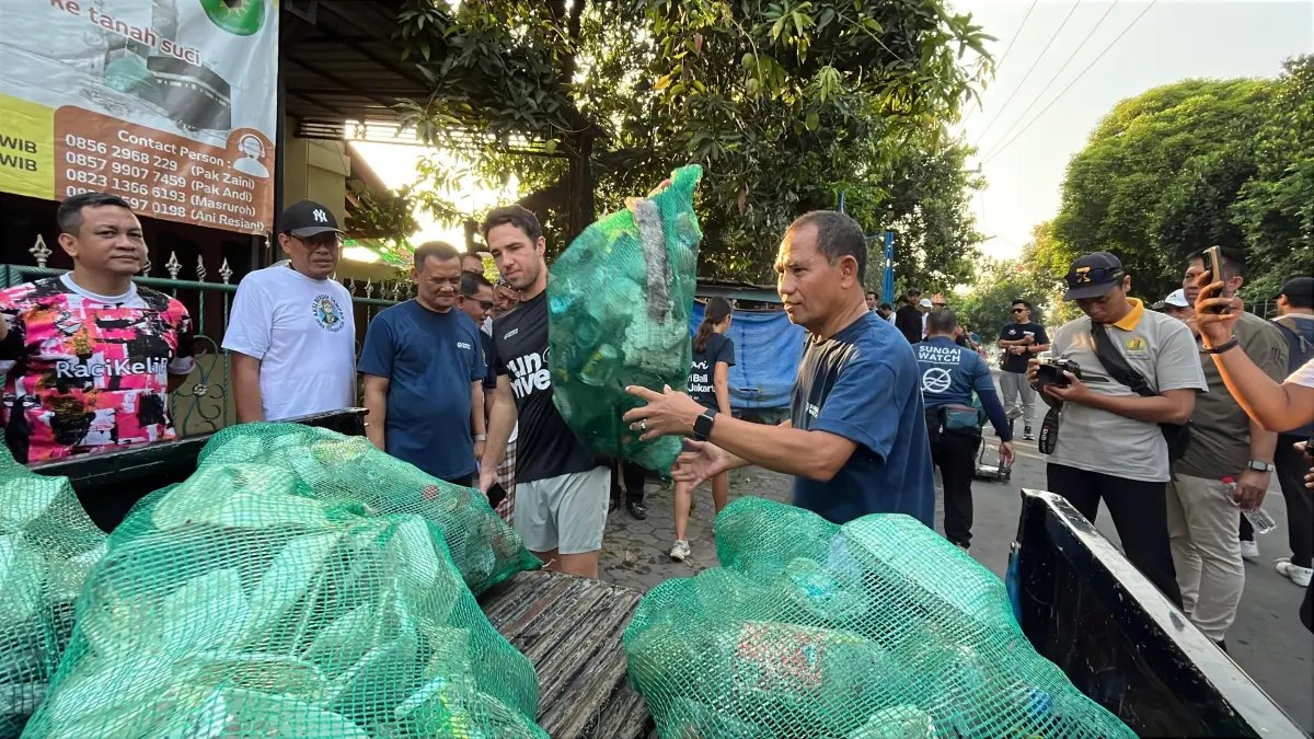 Pendiri Sungai Watch abersama Gubernur Jawa Tengah Ahmad Luthfi, Sekda Jateng Sumarno, Direktur Jawa Pos Radar Semarang Baehaqi, Wali Kota Pekalongan Achmad Afzan Arslan Djunaid, Plt Kabupaten Pekalongan Sukirman ikut gerakan clean up. (Lutfi Hanafi, Jawa Pos Radar Semarang)