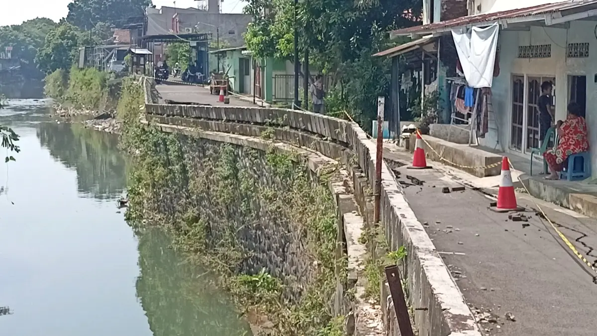 BERBELOK : Aliran Sungai Silandak yang berbelok diduga menjadi penyebab jebolnya tanggul di dan amblasnya jalan di Jembawan I Kalibanteng Kulon.