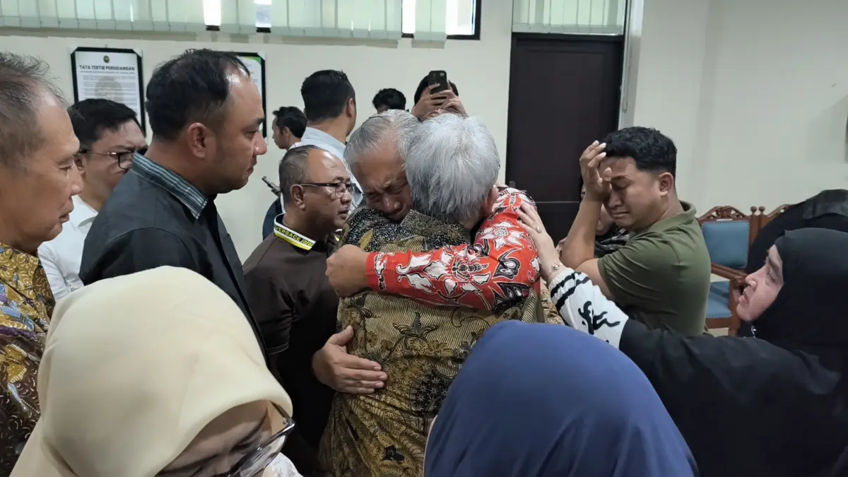 Direktur Utama Bank BJB Yuddy Renaldi dan Senior Executive Vice President Bisnis Bank BJB Beny Riswandi berpelukan sembari menangis usai divonis bebas di Pengadilan Tipikor Semarang, Kamis (7/5/2026). 
