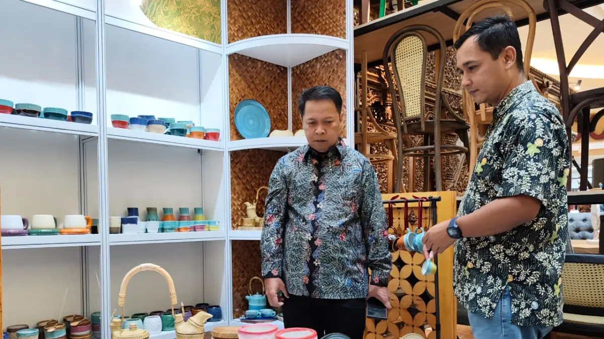 Kepala Kantor Perwakilan Bank Indonesia Jawa Tengah, M. Noor Nugroho saat melihat stan UMKM dalam acara UMKM Grande 2026. 